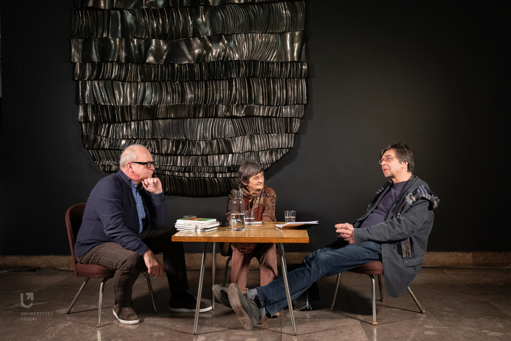 zdjęcie ze spotkania, przy stoliku siedzą: Jerzy Jarniewicz, Elżbieta Tabakowska i Maciej Świerkocki