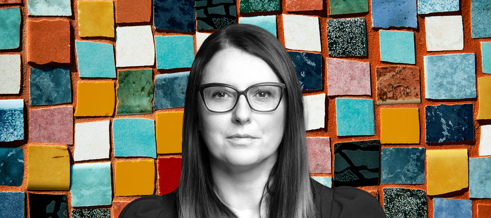 Dr Aleksandra Różalska against the background of a colorful mosaic