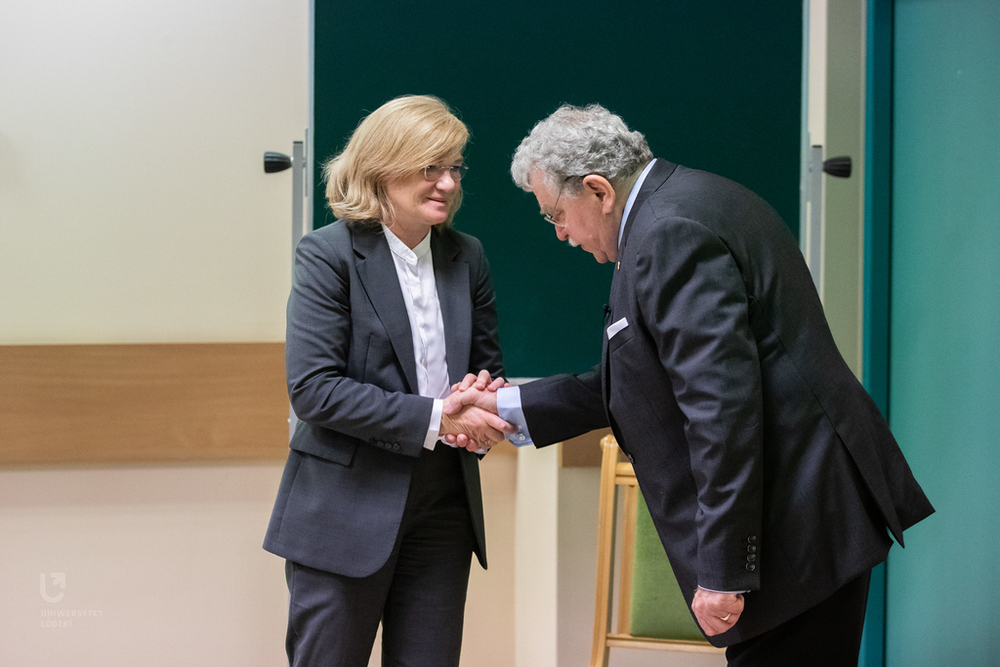 Rector of the University of Lodz accepts congratulations from Maciej Henneberg