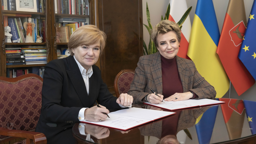Prof. Elżbieta Żądzińska and Hanna Zdanowska while signing the agreement