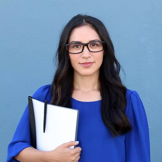 Uśmiechnięta kobieta trzymająca notes