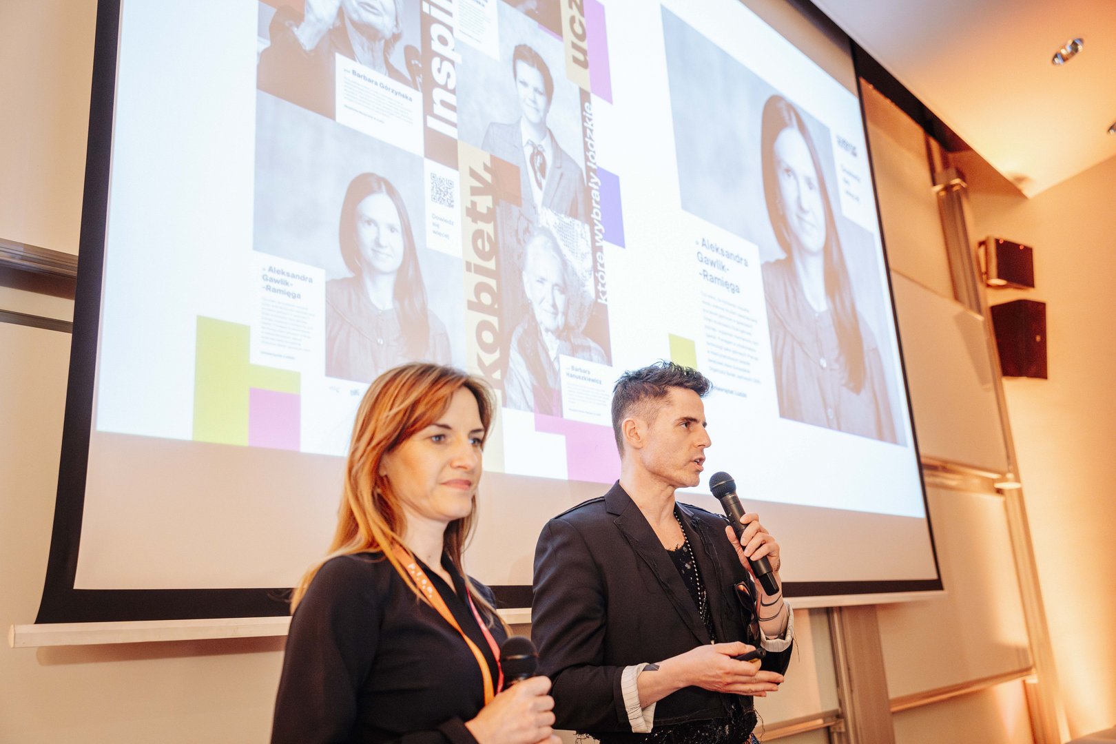 Agata Dawidowicz i Bartosz Kałużny prezentują projekt podczas konferencji PRom