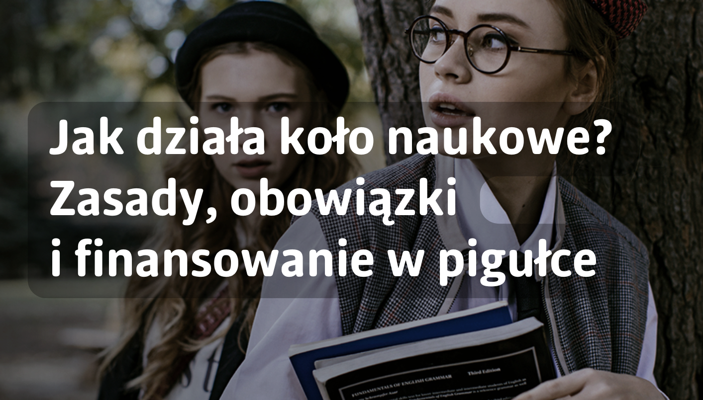 Grafika informacyjna z dużym, białym napisem: „Jak działa koło naukowe? Zasady, obowiązki i finansowanie w pigułce” umieszczonym na półprzezroczystym, ciemnym tle. W tle widoczne są dwie młode kobiety stojące przy drzewie w plenerze. Jedna z nich, w okularach, trzyma książki i patrzy w bok, druga stoi nieco za nią. Całość utrzymana jest w stonowanej kolorystyce z rozmytym tłem przyrody.