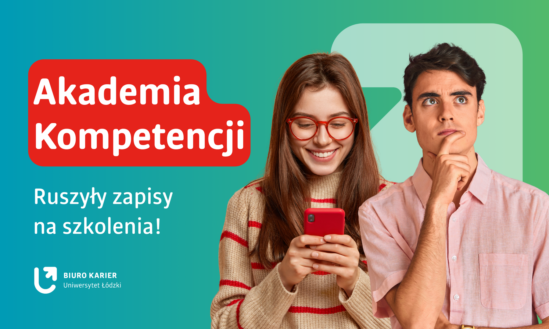 Grafika promocyjna na turkusowym tle przedstawiająca dwoje młodych ludzi. Uśmiechnięta kobieta w czerwonych okularach patrzy na telefon, a stojący obok mężczyzna zamyślony trzyma rękę przy brodzie. Po lewej stronie, w czerwonym zaokrąglonym polu, znajduje się napis: „Akademia Kompetencji”. Poniżej widnieje tekst: „Ruszyły zapisy na szkolenia!”. W dolnym rogu umieszczono logo Biura Karier Uniwersytetu Łódzkiego.