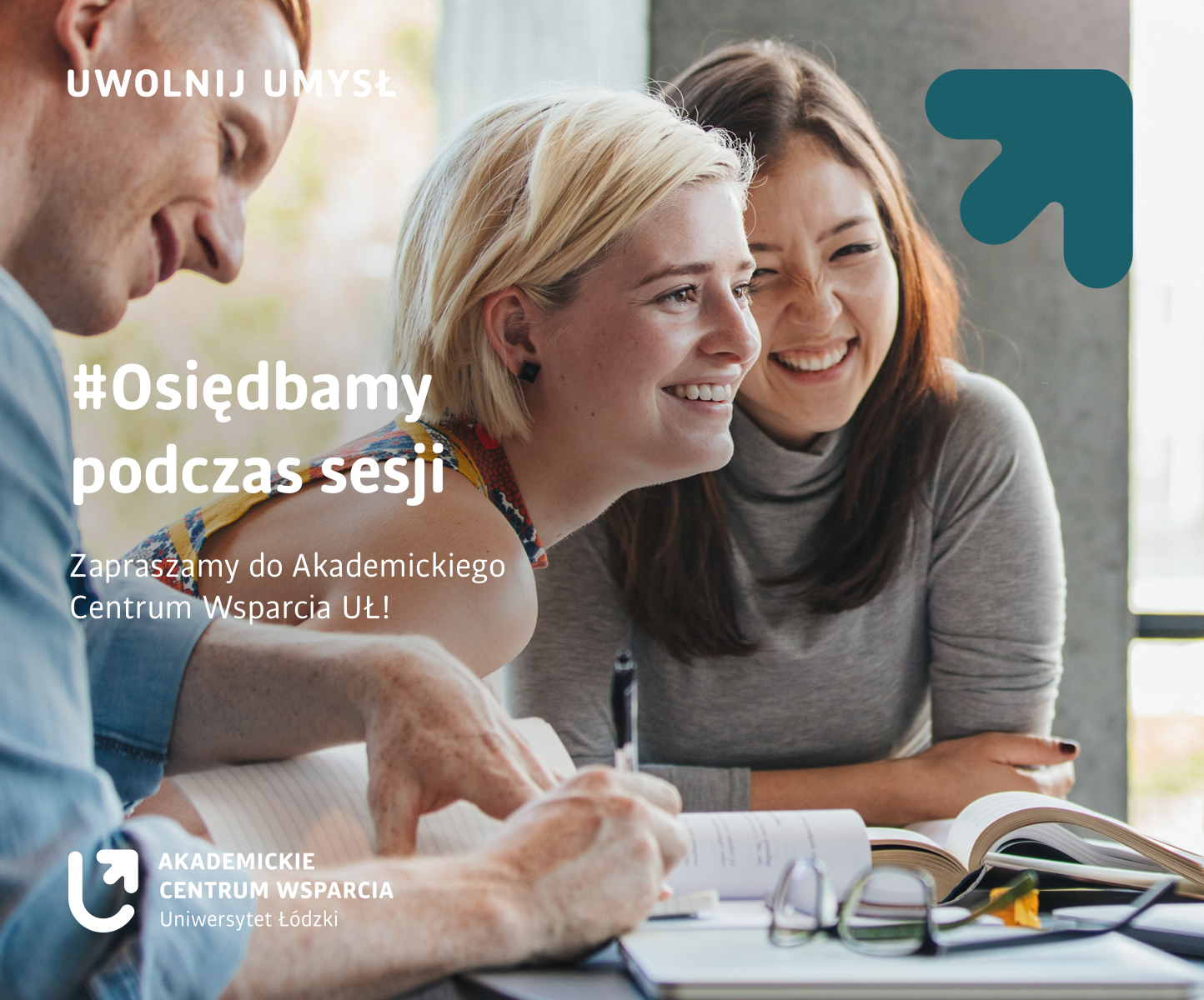 Uśmiechnięci studenci wspólnie uczą się