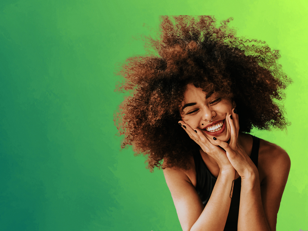 a decorative element: a smiling young woman on a green background uśmiechnięta młoda kobieta na zielonym tle