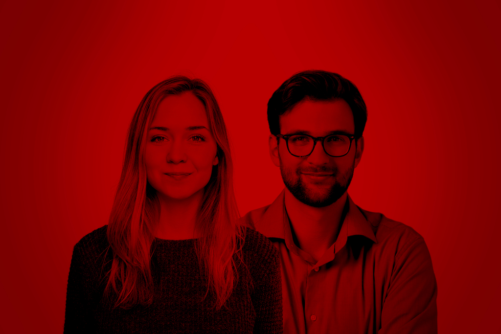 kobieta i mężczyzna w okularach na czerwonym tle