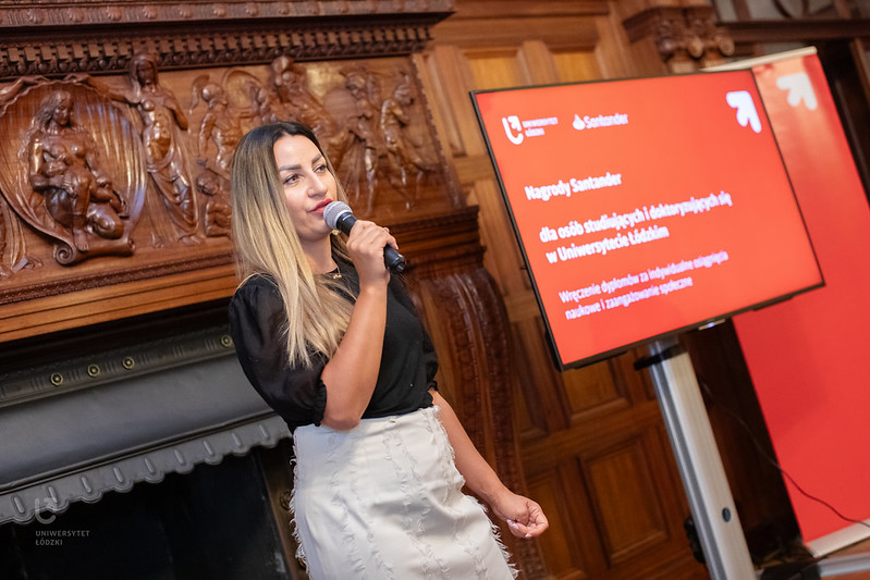 przedstawicielka firmy trzymająca mikrofon