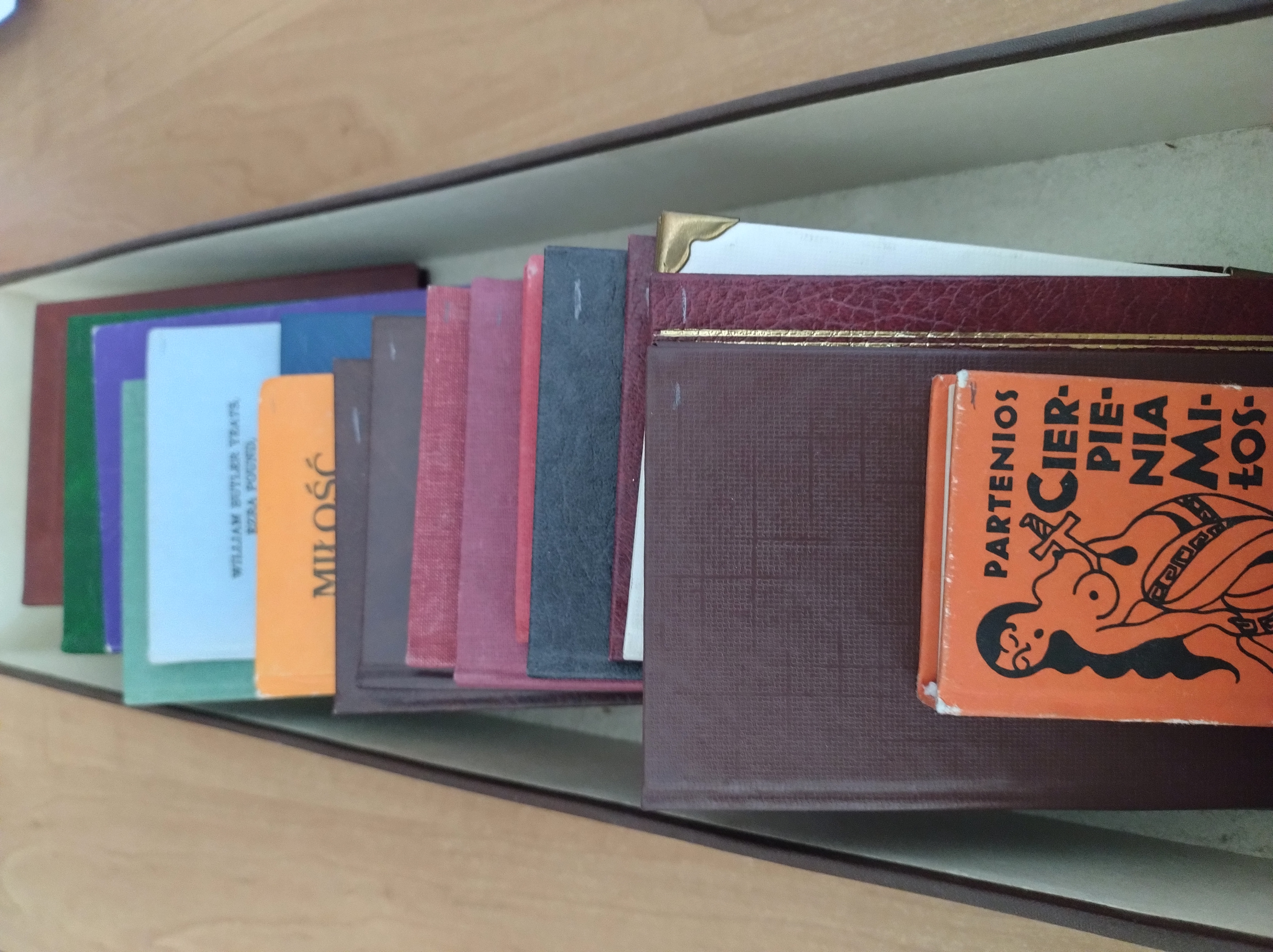 Książki, bez widocznych tytułów.