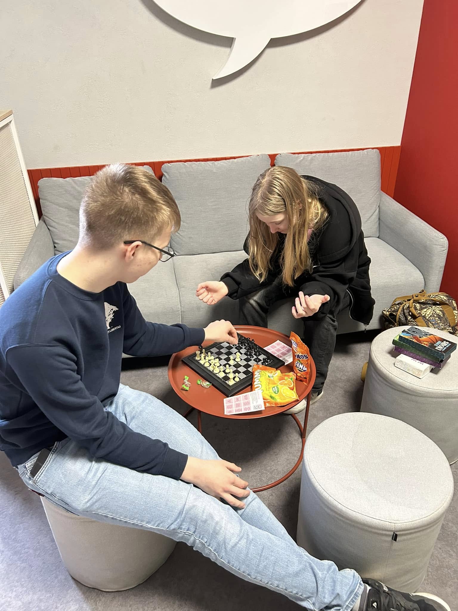 Młodzi ludzie grają w szachy.