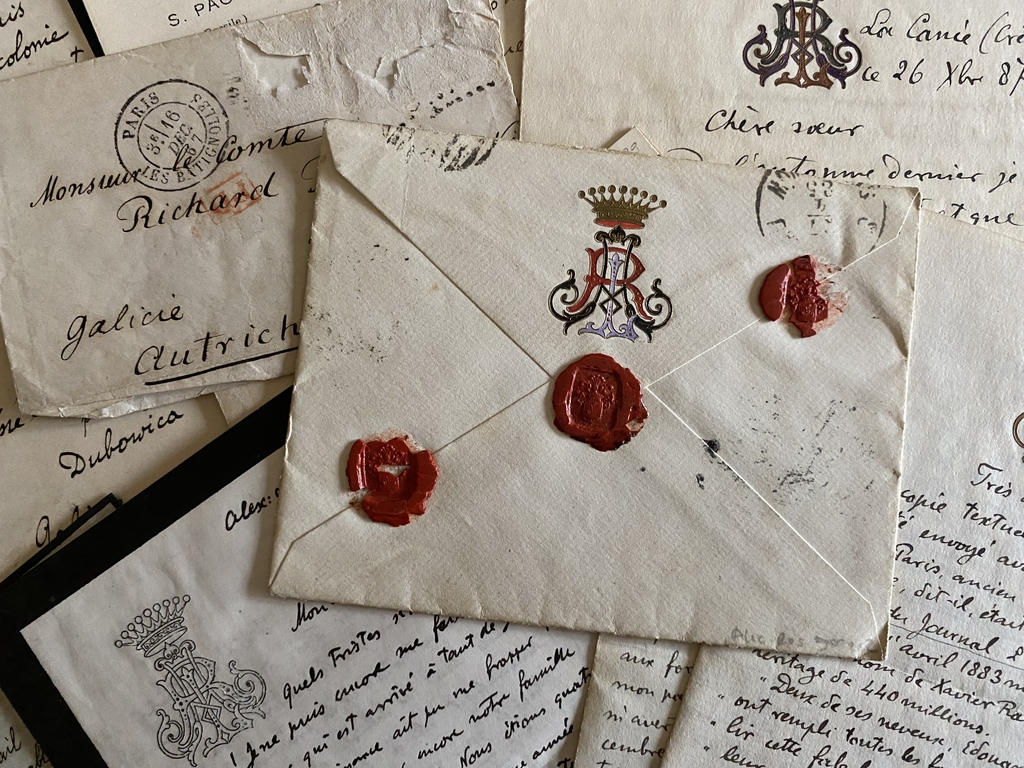 Koperta z czerwoną pieczęcią.