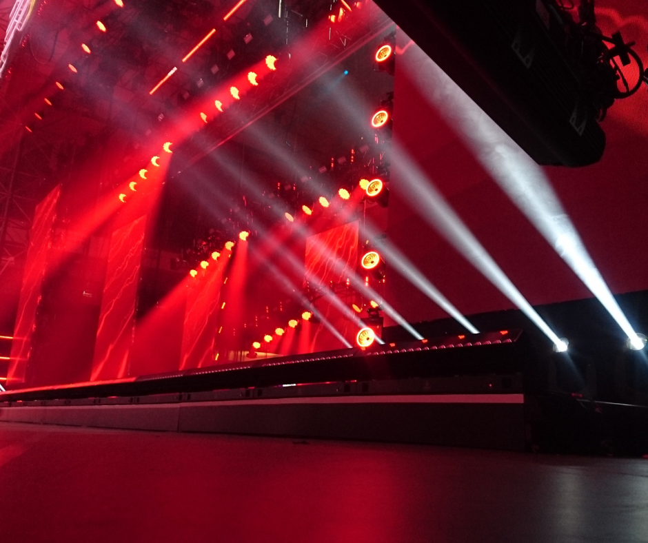 Pusta scena, zapalone reflektory. Zdjęcie poglądowe.