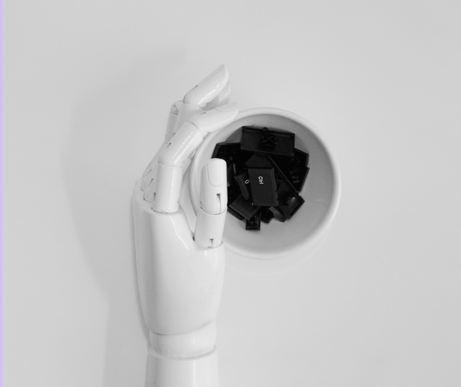 Sztuczna biała dłoń sięga po czarne klawisze. Zdjęcie poglądowe.