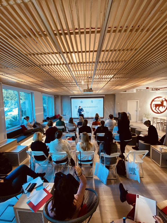 ludzie w strefie słuchający wykładu prelegenta