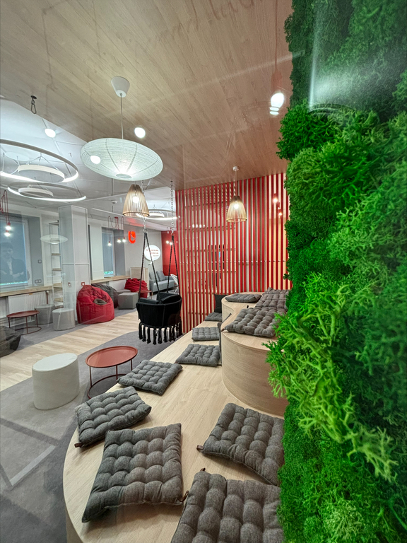 strefa studencka, ściana z mchu, siedziska, poduszki, pufy.