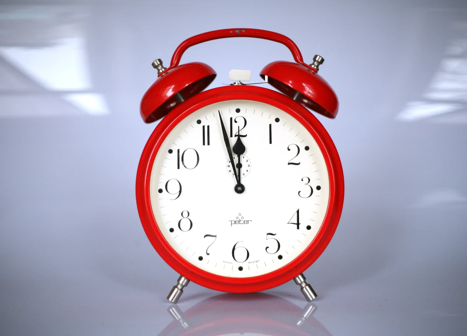 Czerwony zegar typu budzik