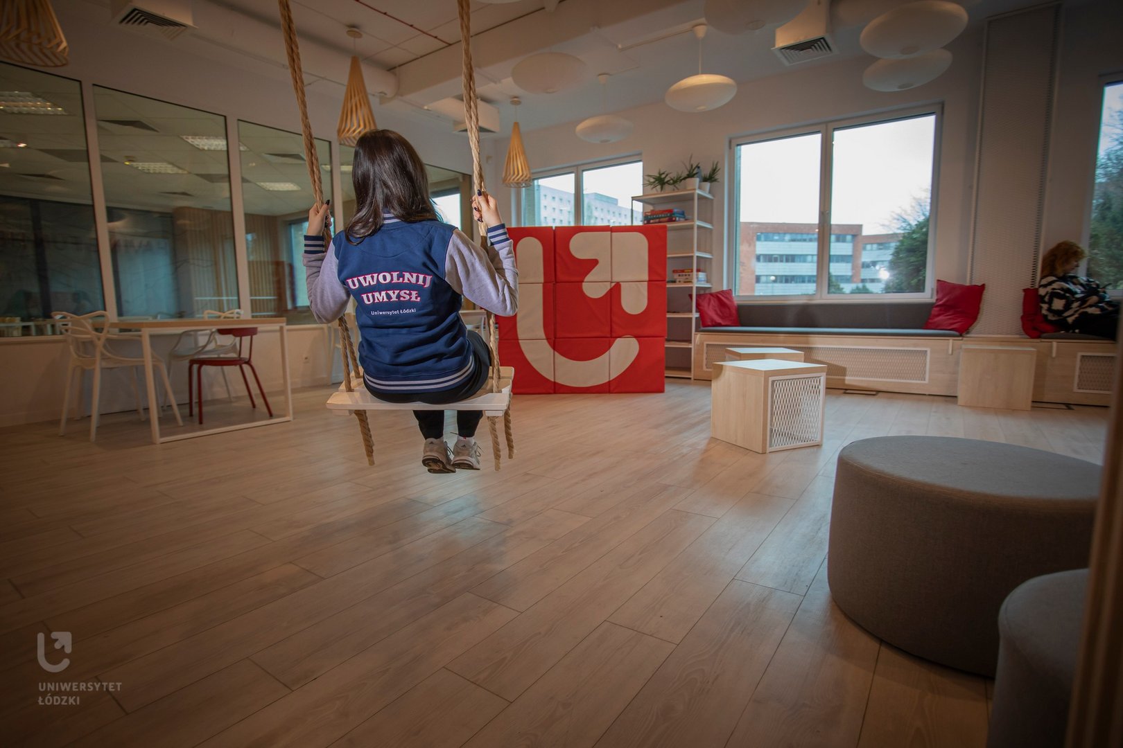 Studentka na huśtawce.