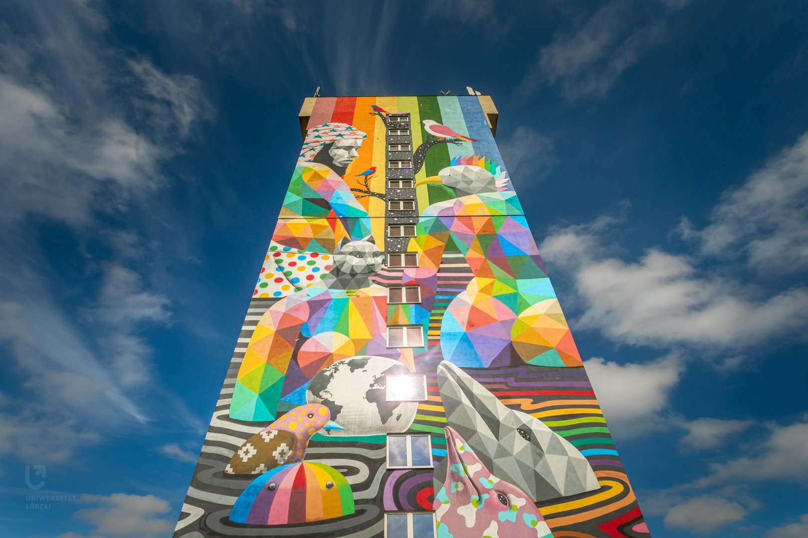Widok na mural akademika Uniwersytetu Łódzkiego.