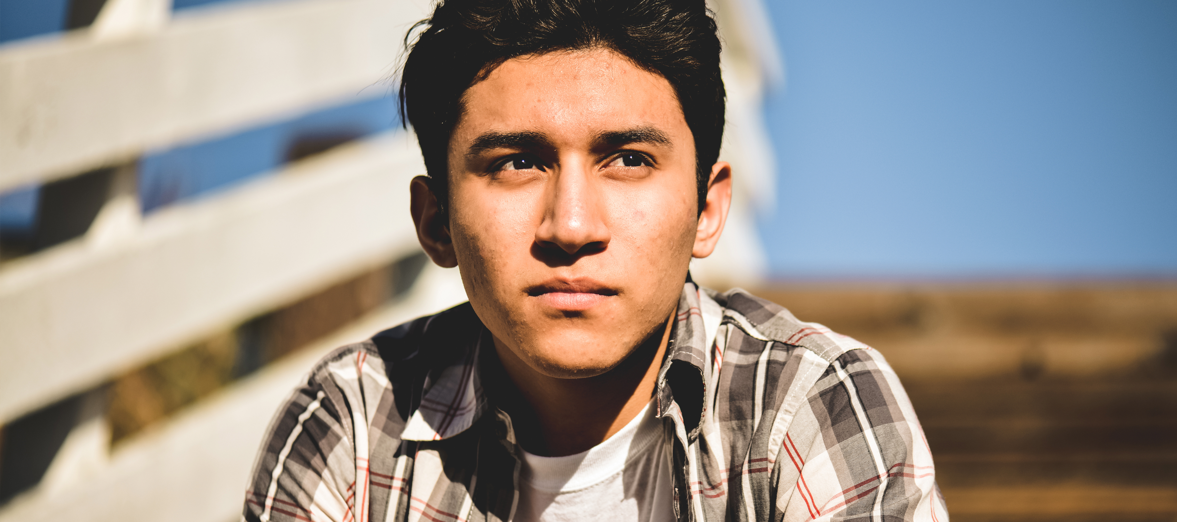 Portret chłopaka na tle schodów