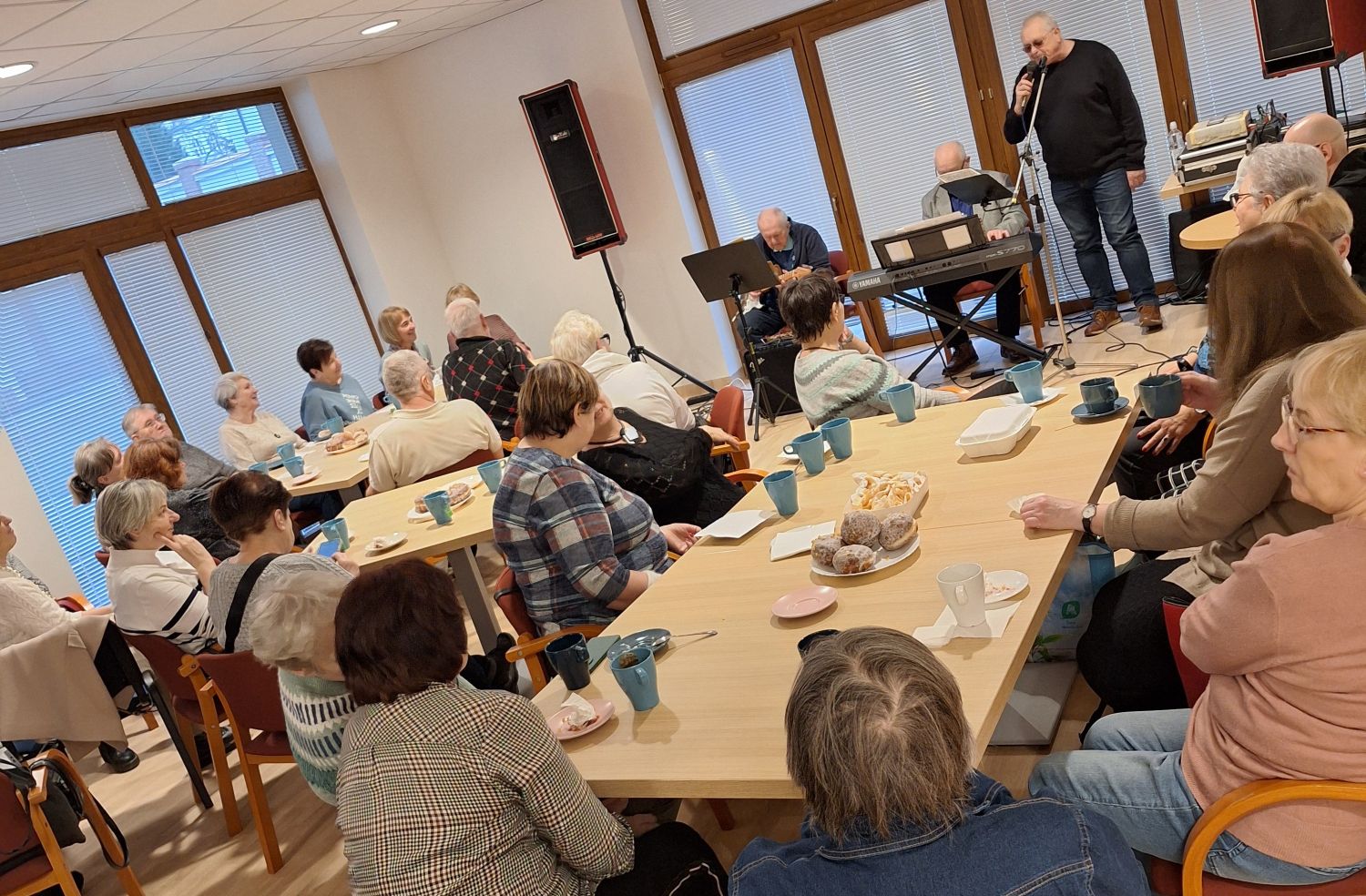 Seniorzy bawią się w klubowej świetlicy