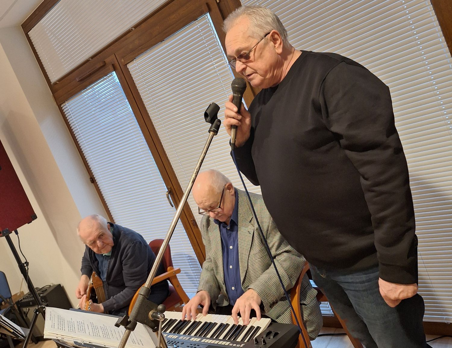 Seniorzy bawią się w klubowej świetlicy 