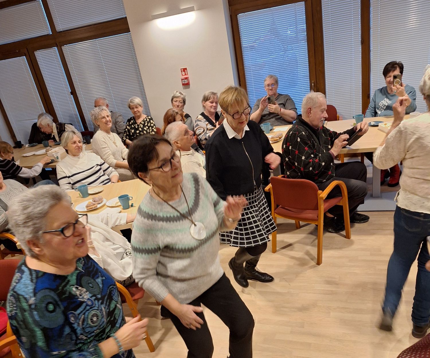 Seniorzy bawią się w klubowej świetlicy