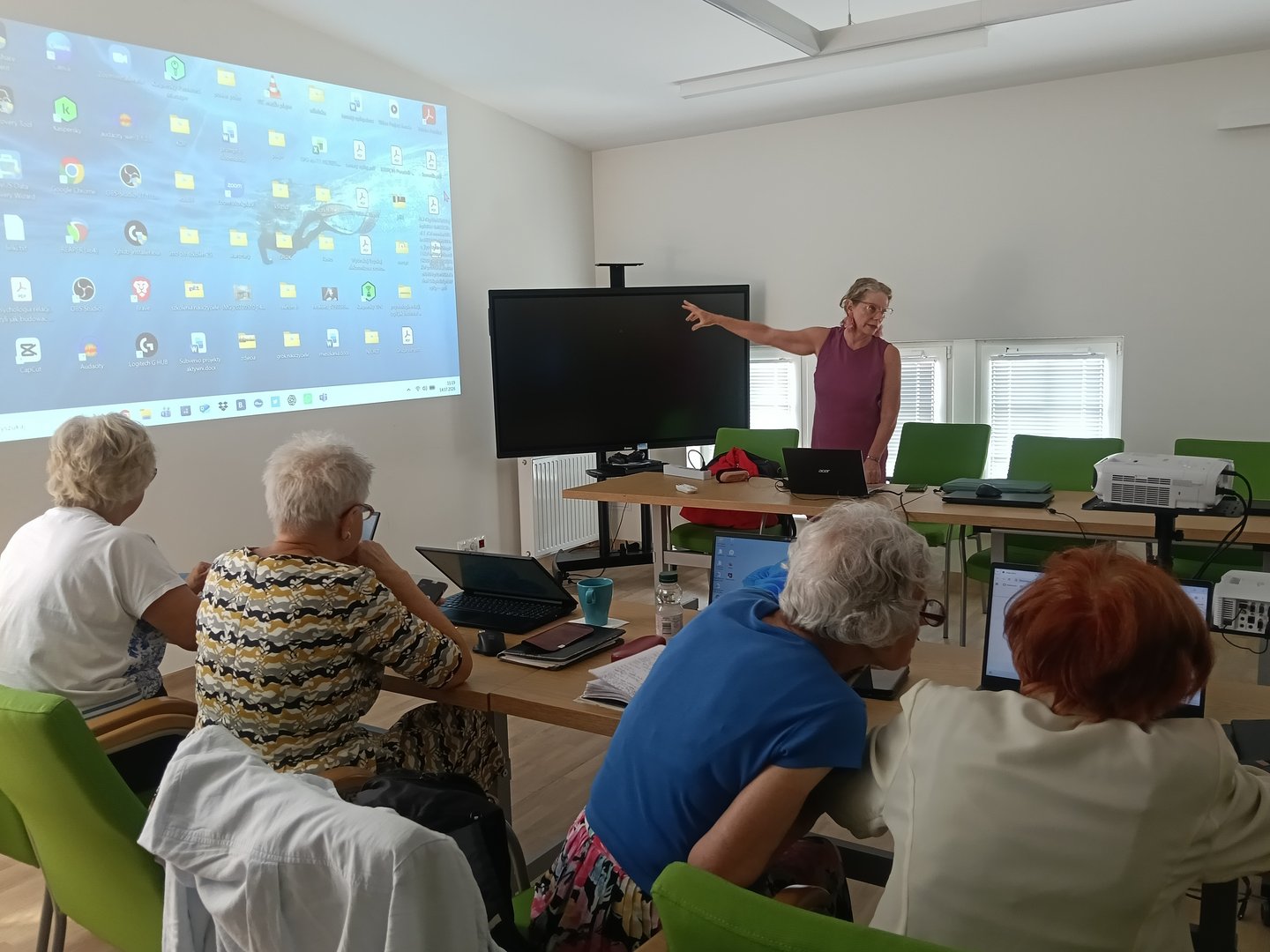 Seniorzy na zajęciach edukacji medialnej