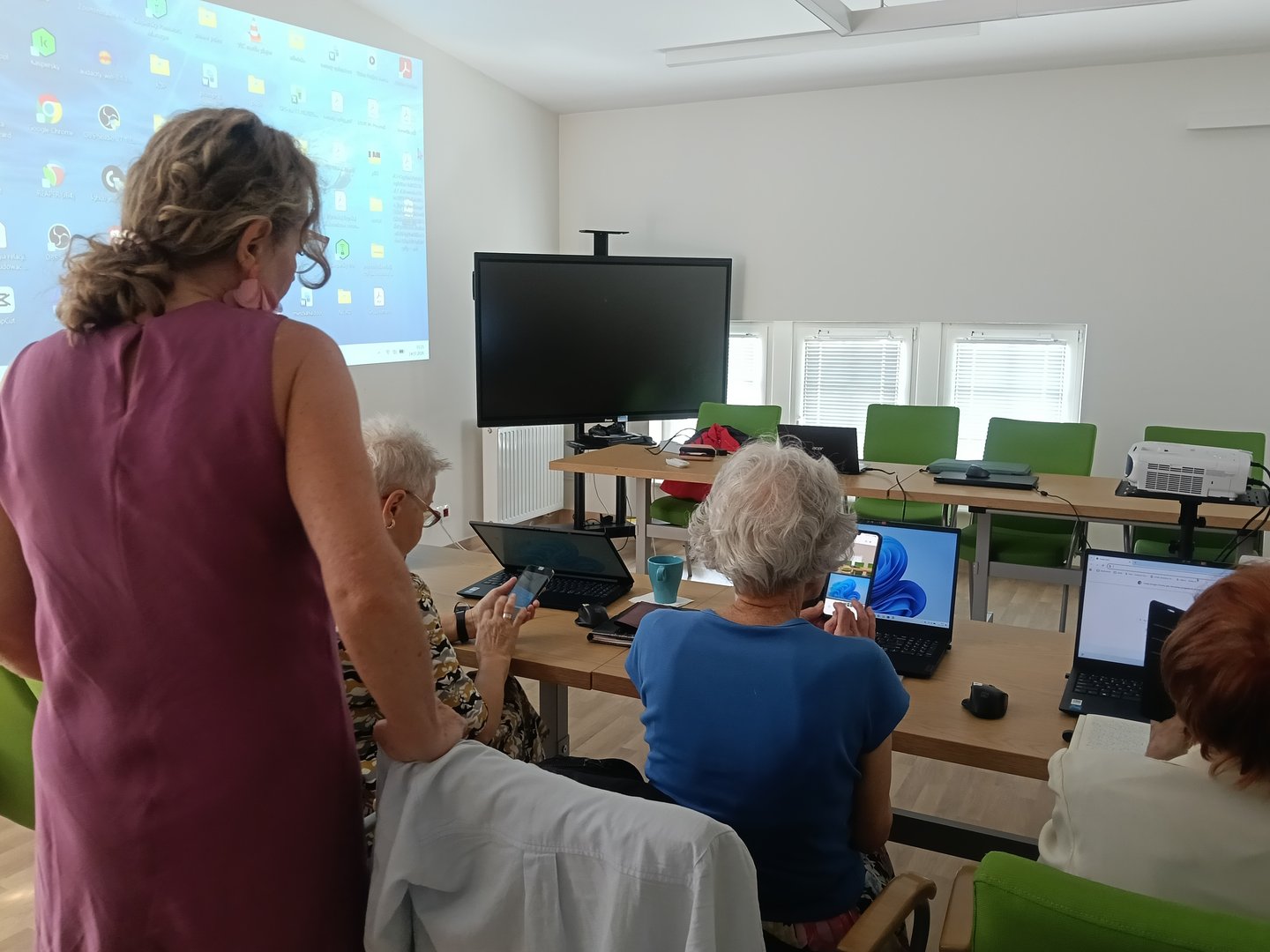 Seniorzy na zajęciach edukacji medialnej