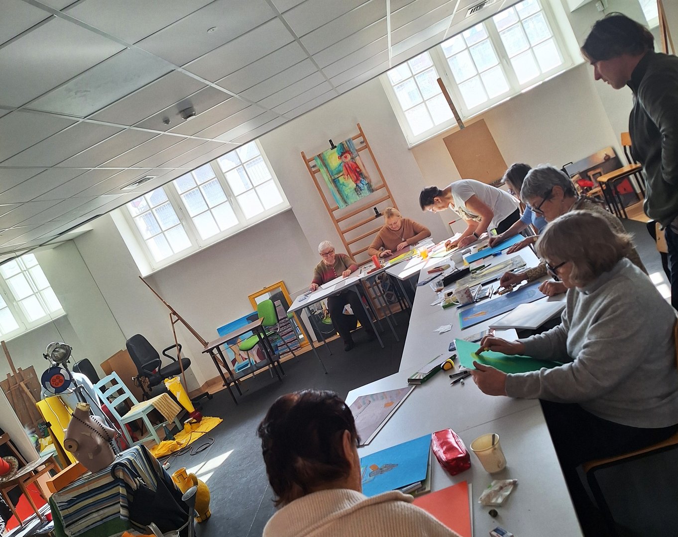 Seniorzy malują w pracowni plastycznej