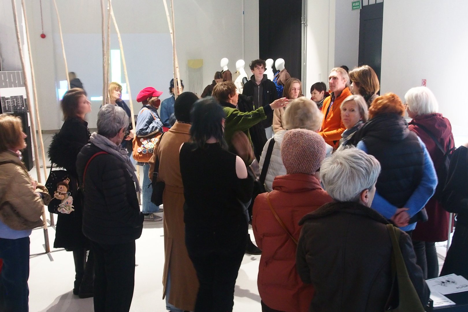 Seniorzy zwiedzają wystawę w Fabryce Sztuki