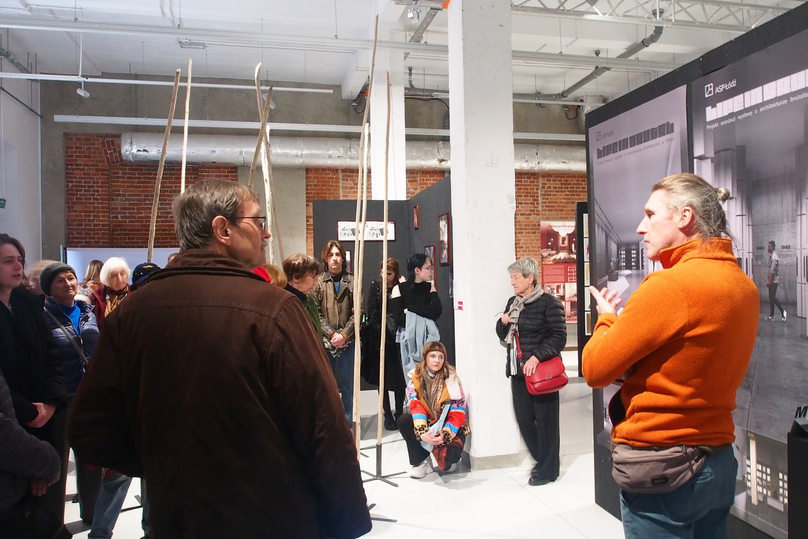 Seniorzy zwiedzają wystawę w Fabryce Sztuki