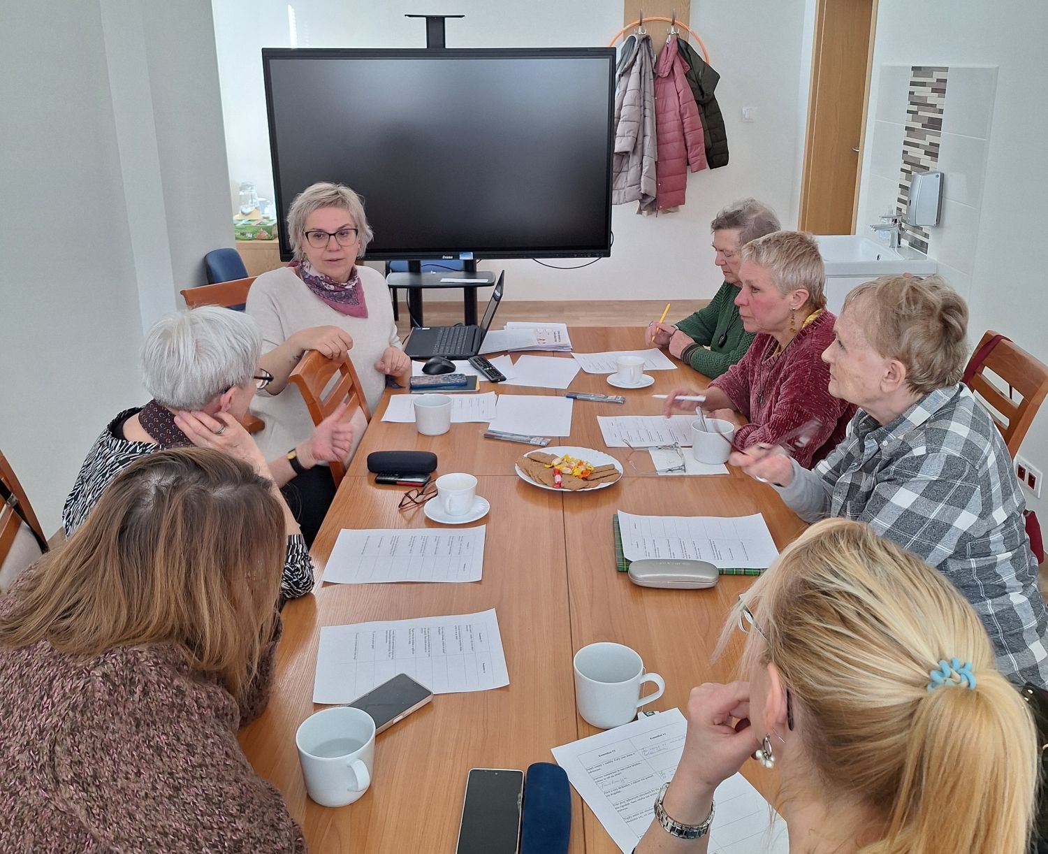 Grupa seniorów podczas zajęć warsztatowych