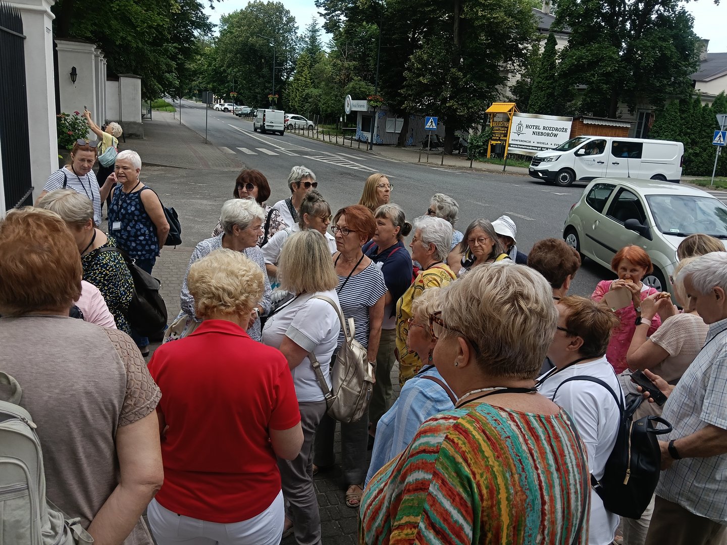 Seniorzy zwiedzają pałac w Nieborowie