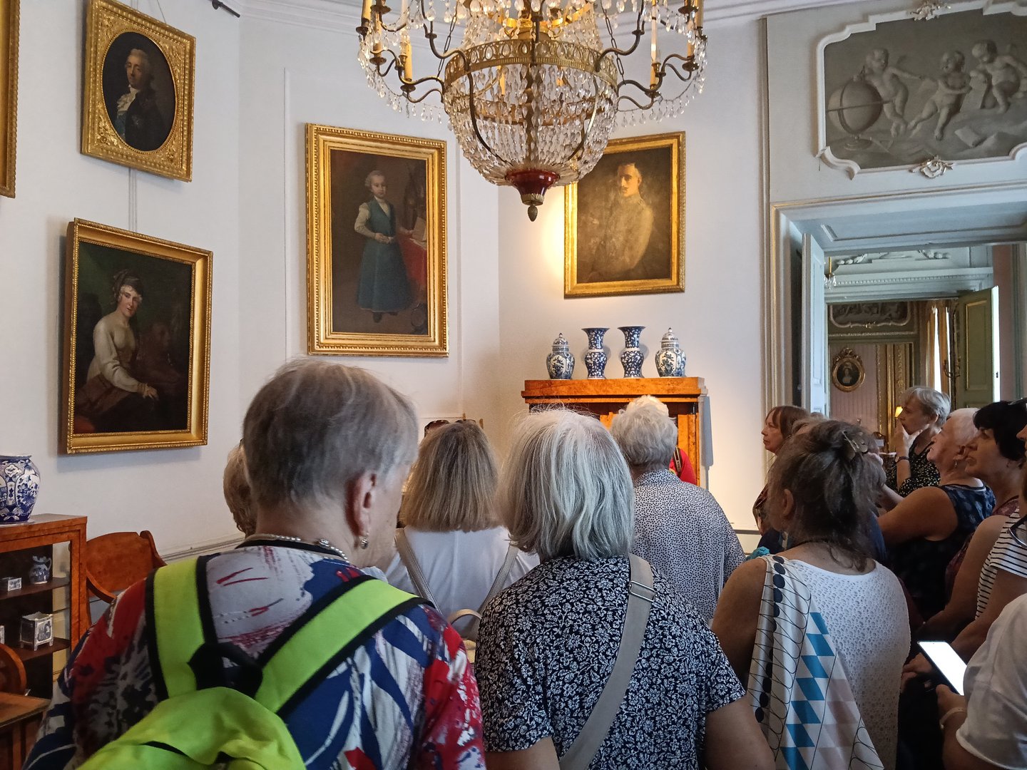 Seniorzy zwiedzają pałac w Nieborowie
