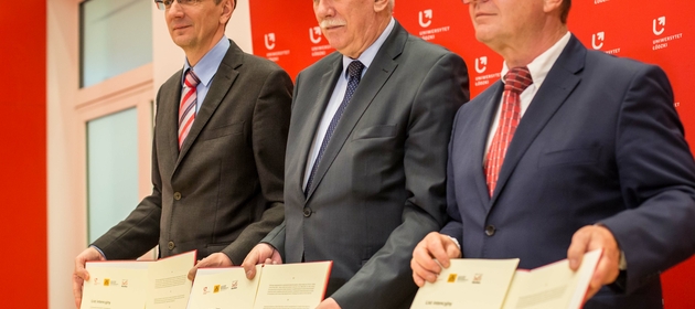 signing the agreement UL Rector and two PAS institute directors holding documents