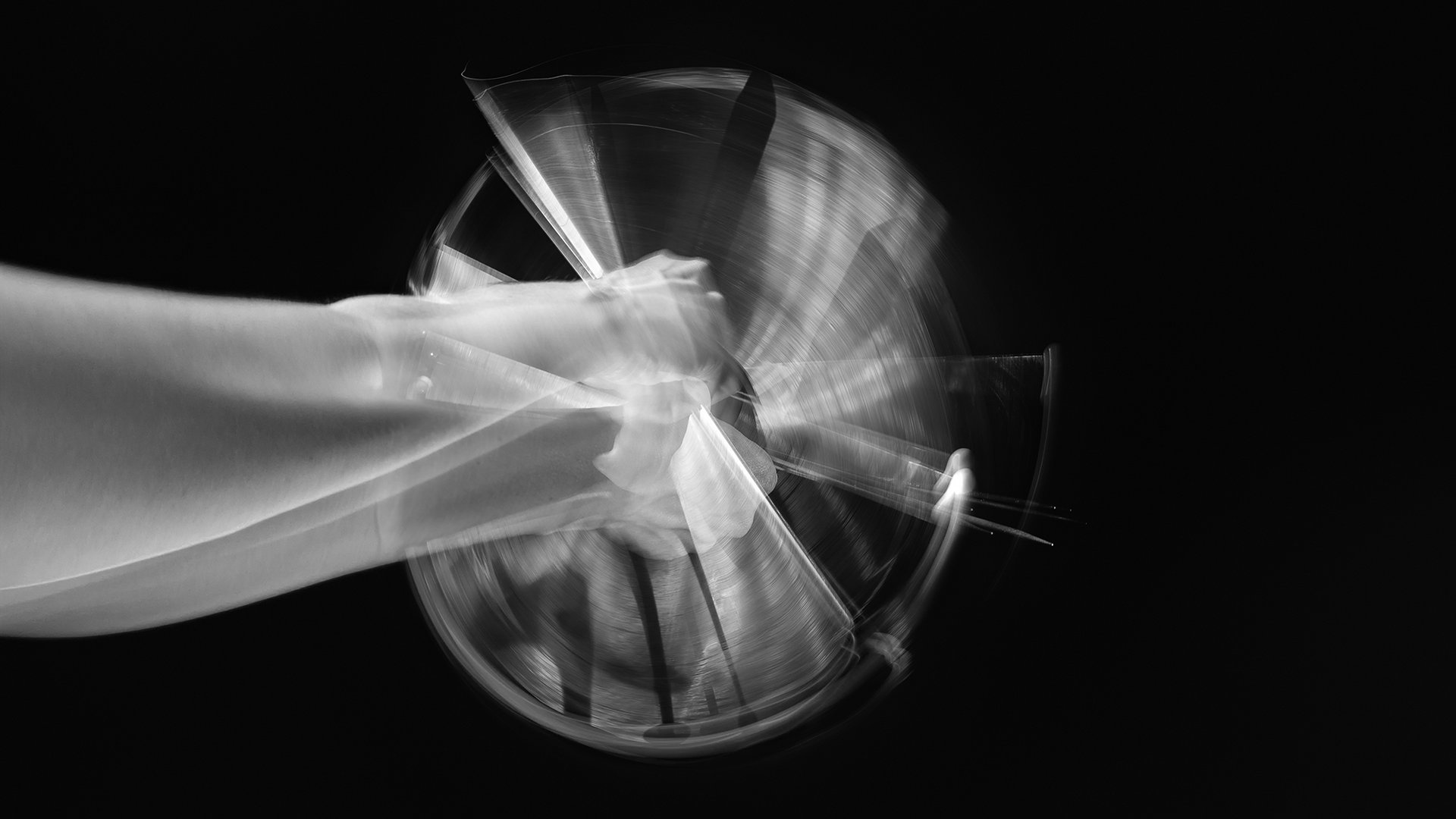 Artistic photography – an abstract black-and-white photograph depicting an object in motion, photo by Bartosz Kałużny