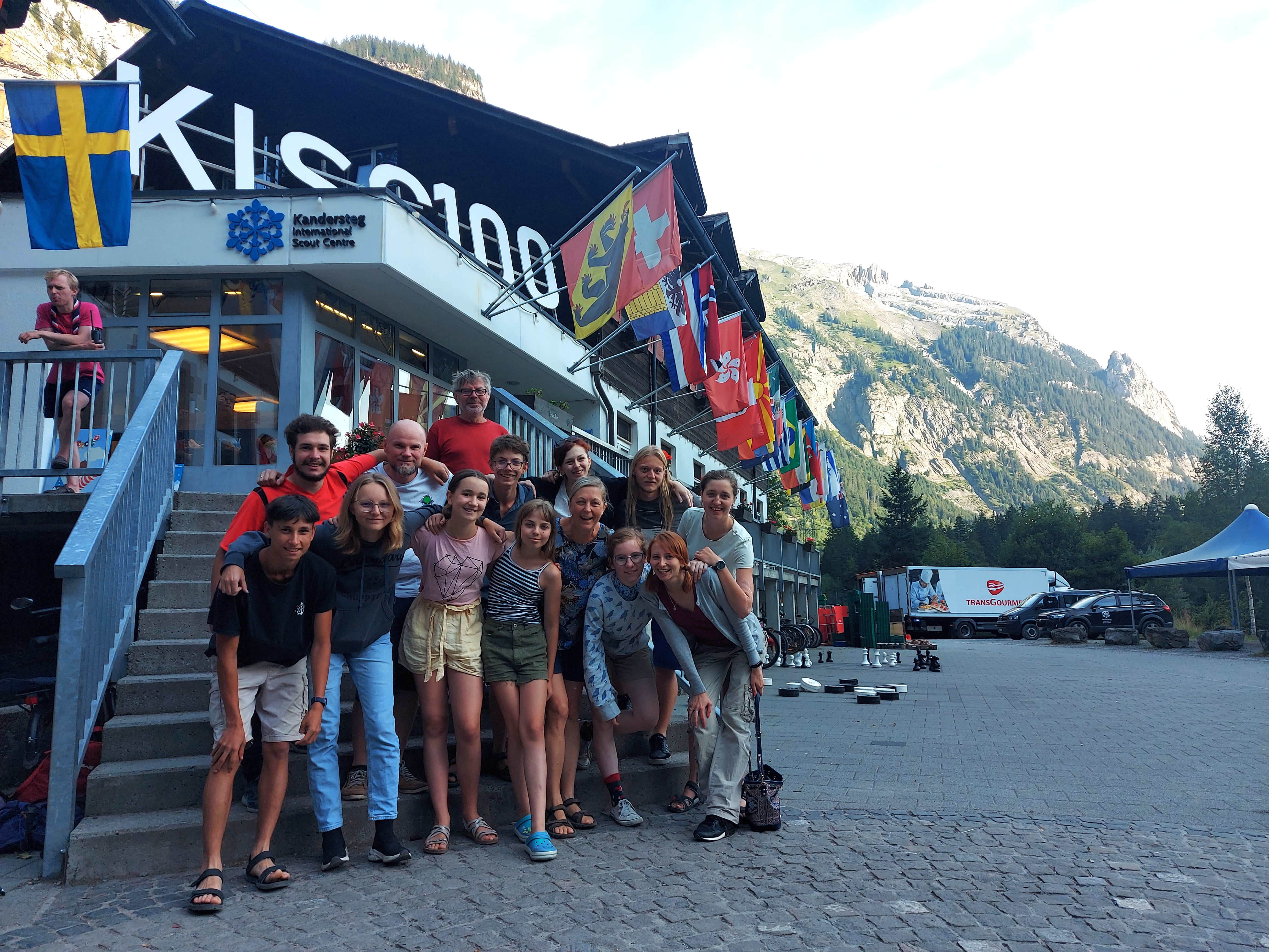 Zdjęcie zespołu Bałałajki na tle schroniska