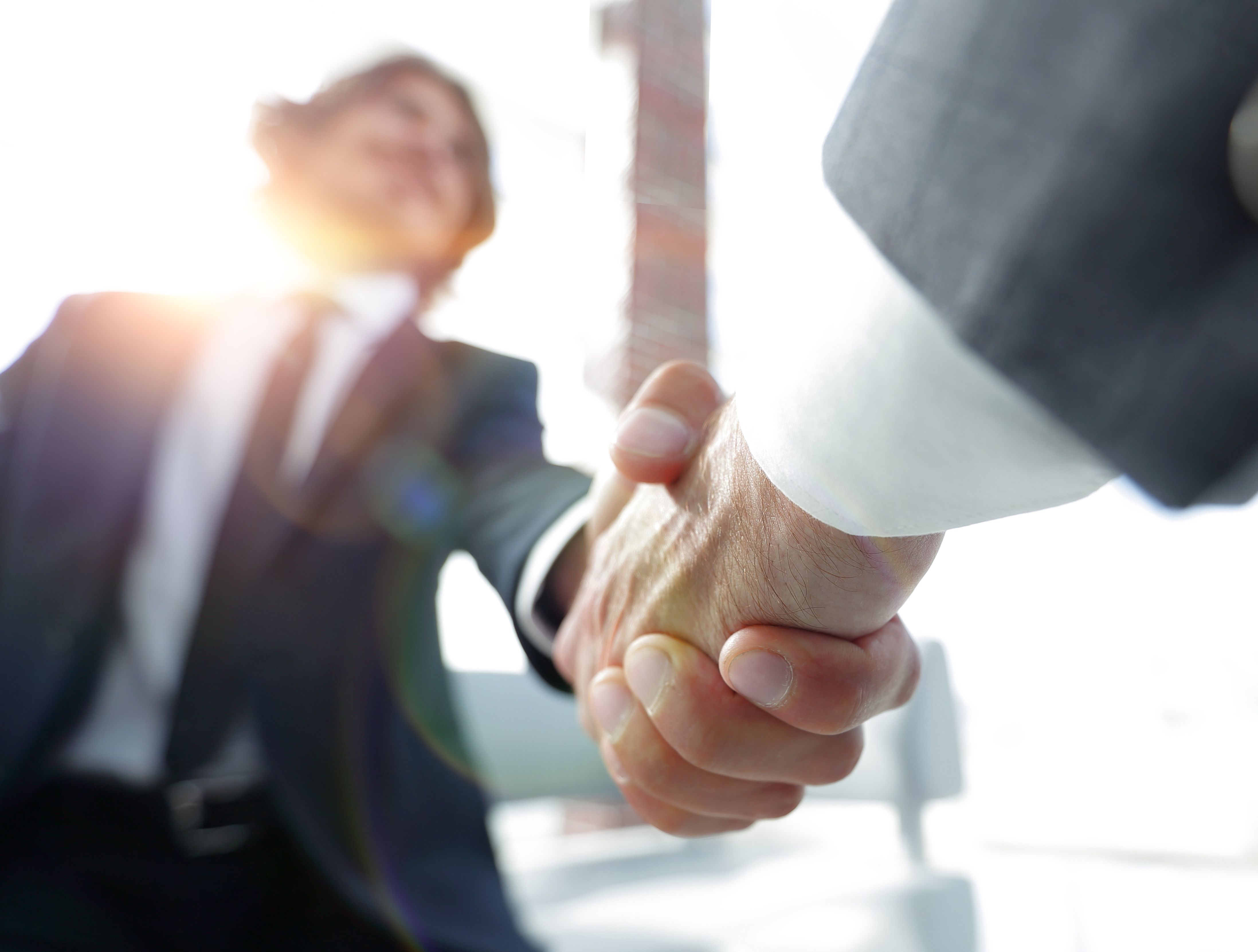 uściśnięte dłonie