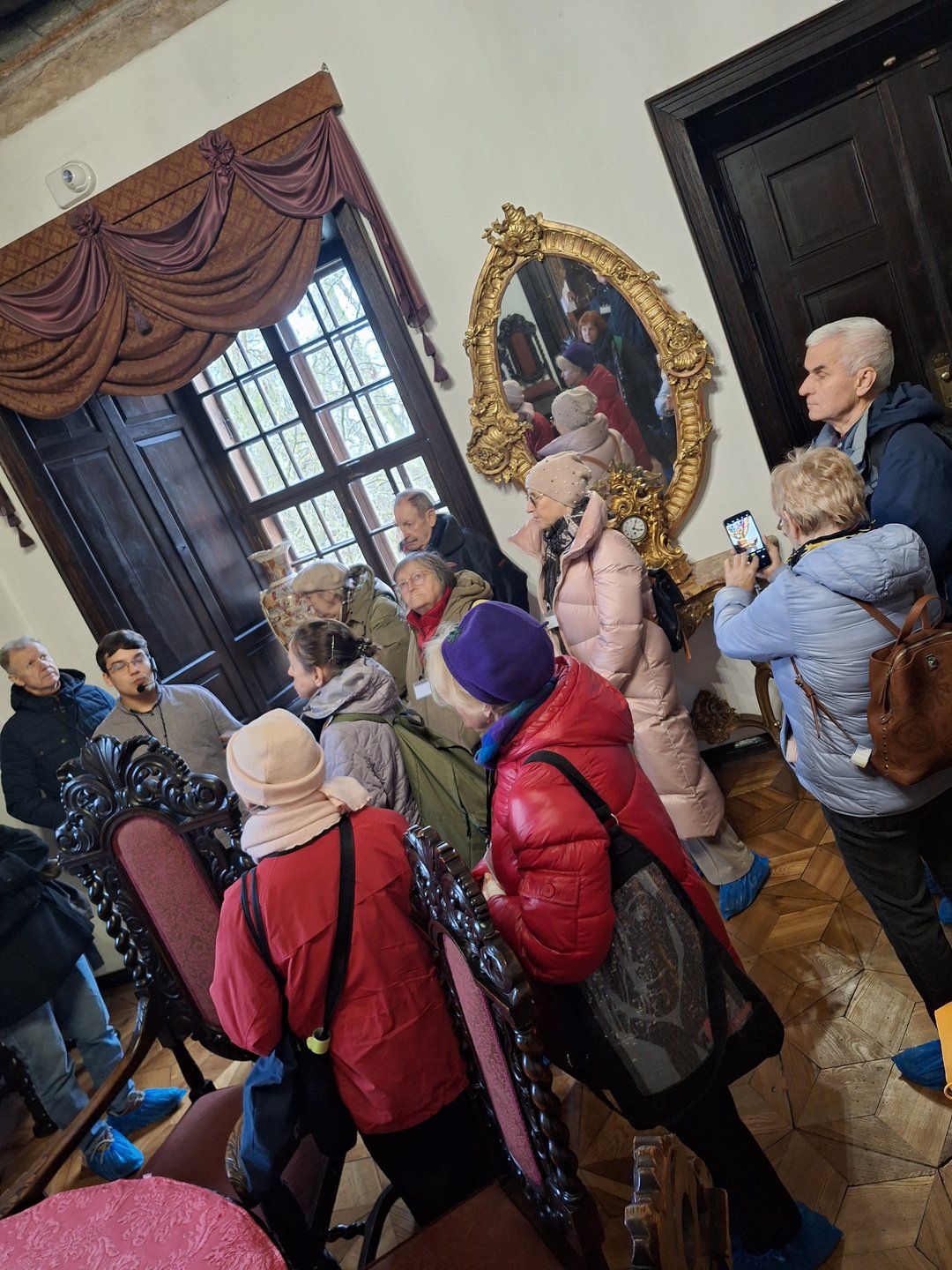 Seniorzy zwiedzają Zamek Muzeum w Oporowie