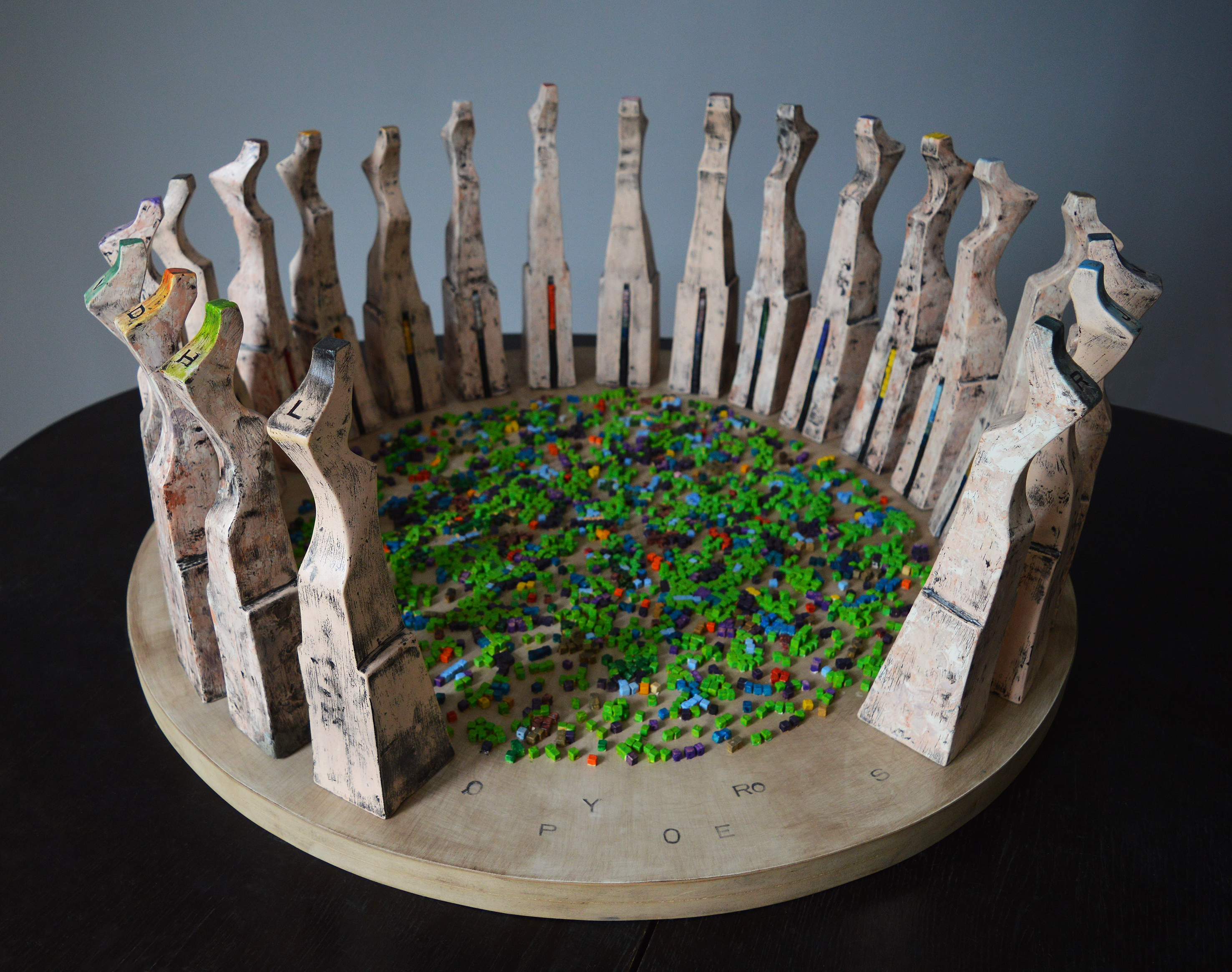 rzeźba Mitochondrialne pramatki, 2020-21, drewno i ceramika patynowana i barwiona