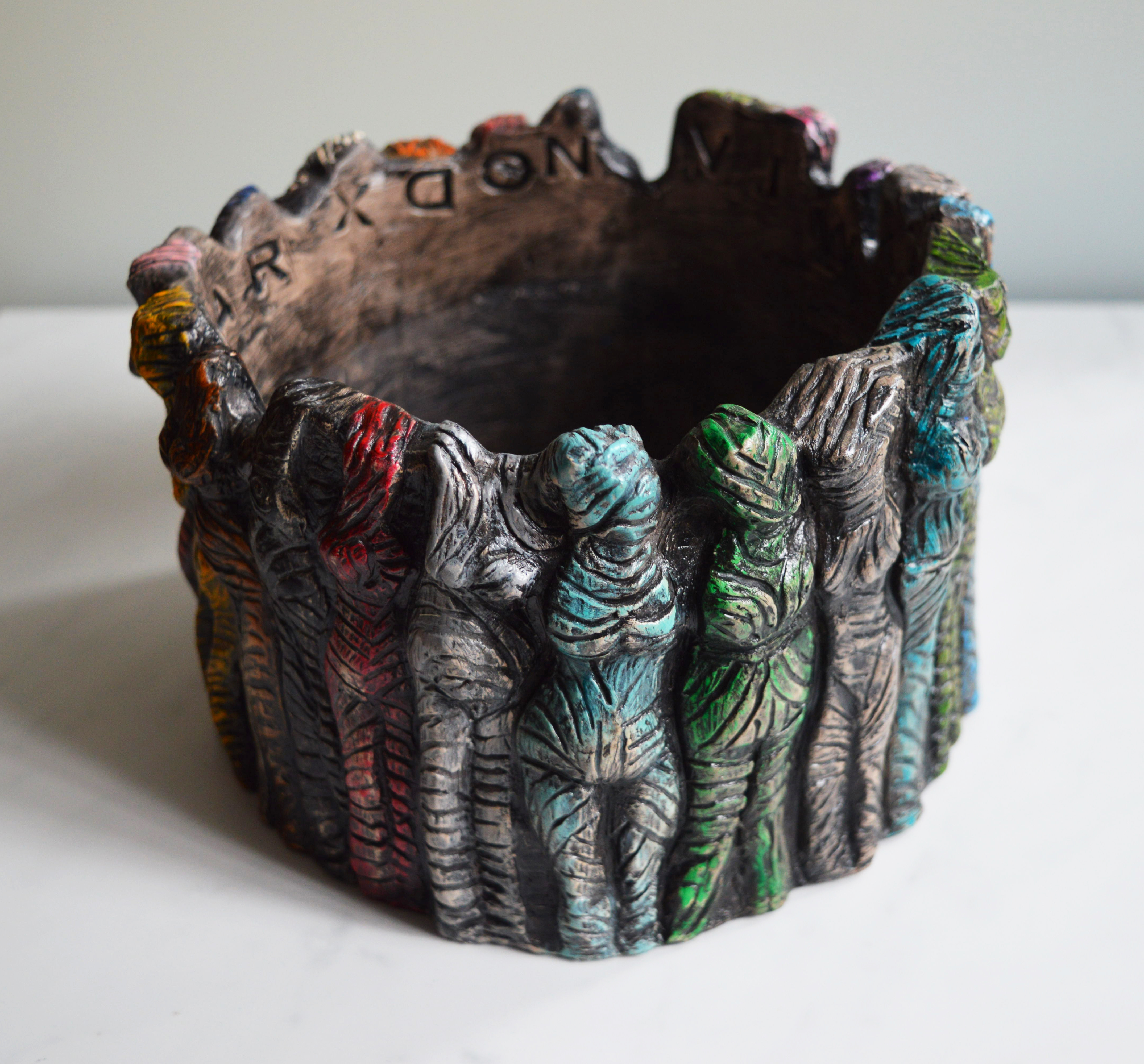 rzeźba "w kręgu", drewno i ceramika patynowana i barwiona