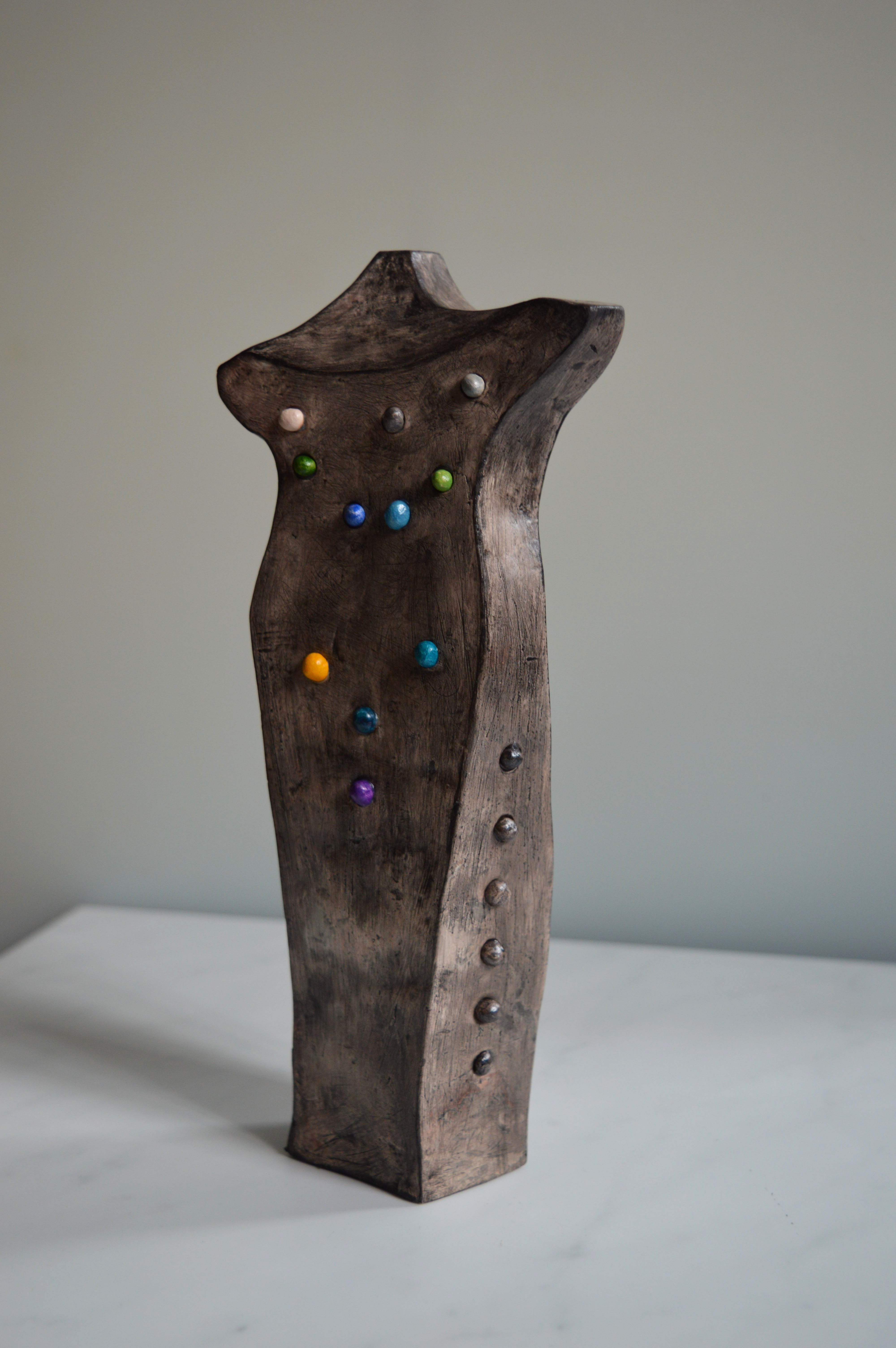 rzeźba Zwiastunki, 2022, drewno i ceramika patynowana i barwiona