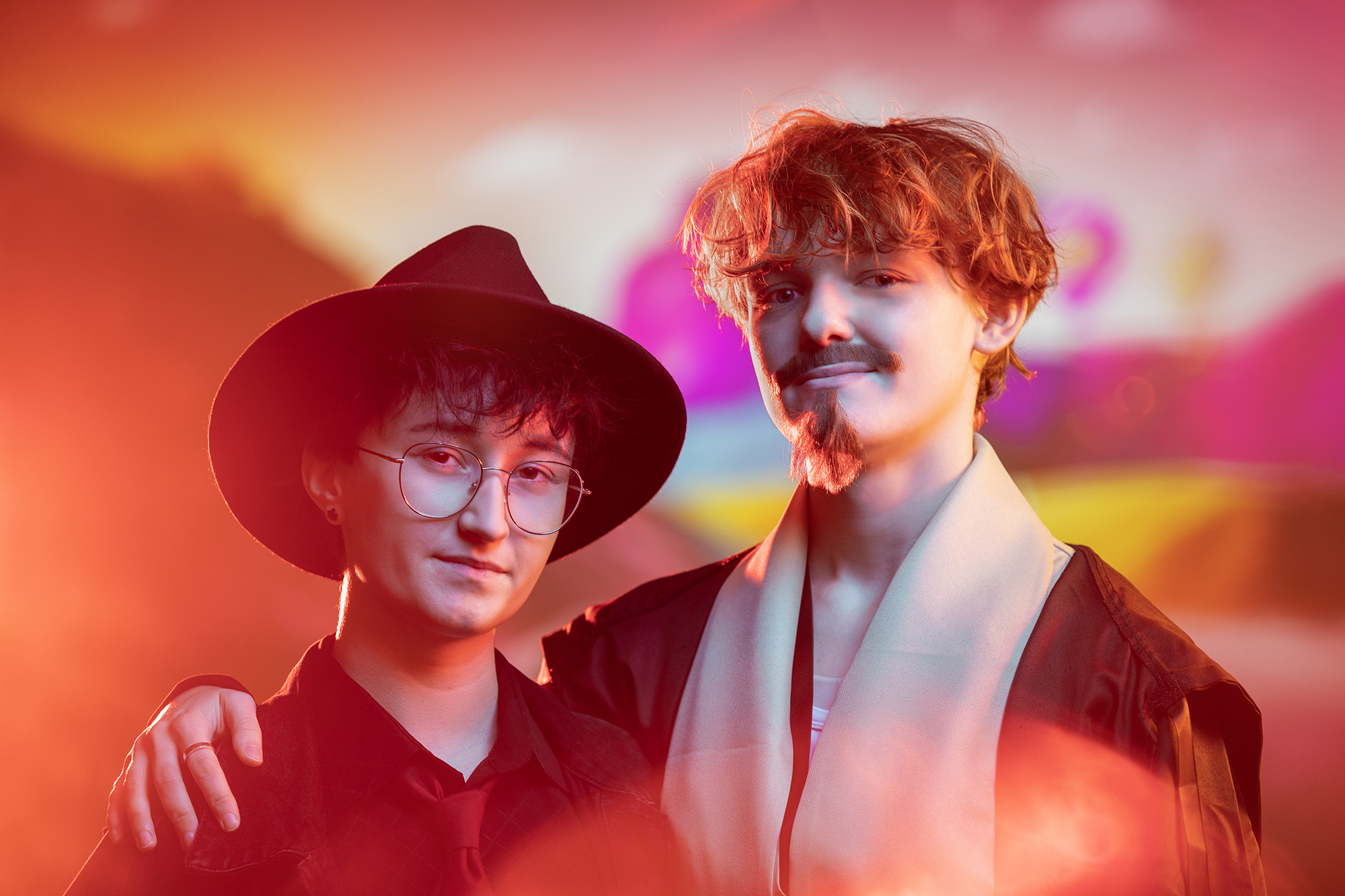 obejmująca się para w wielobarwnym otoczeniu