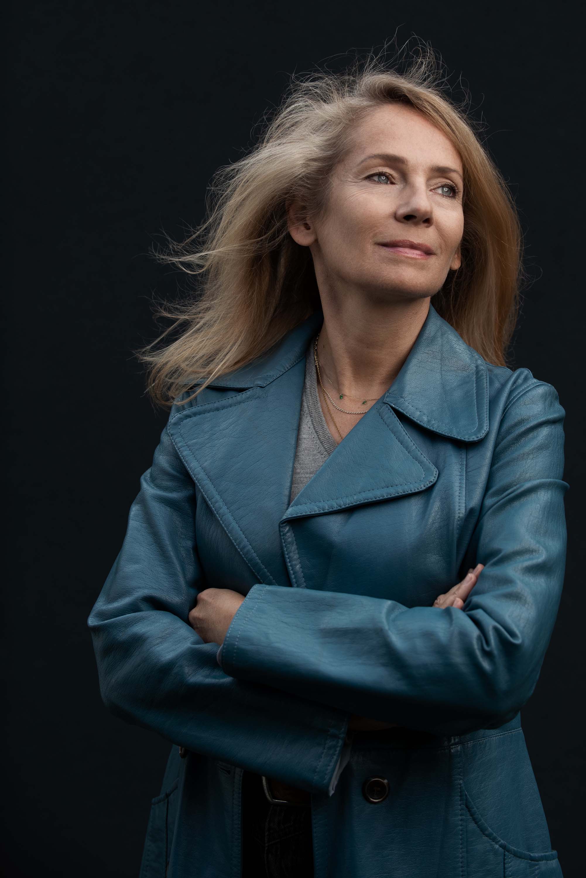 blondynka w śriednim wieku patrzy w prawy górny róg kadru