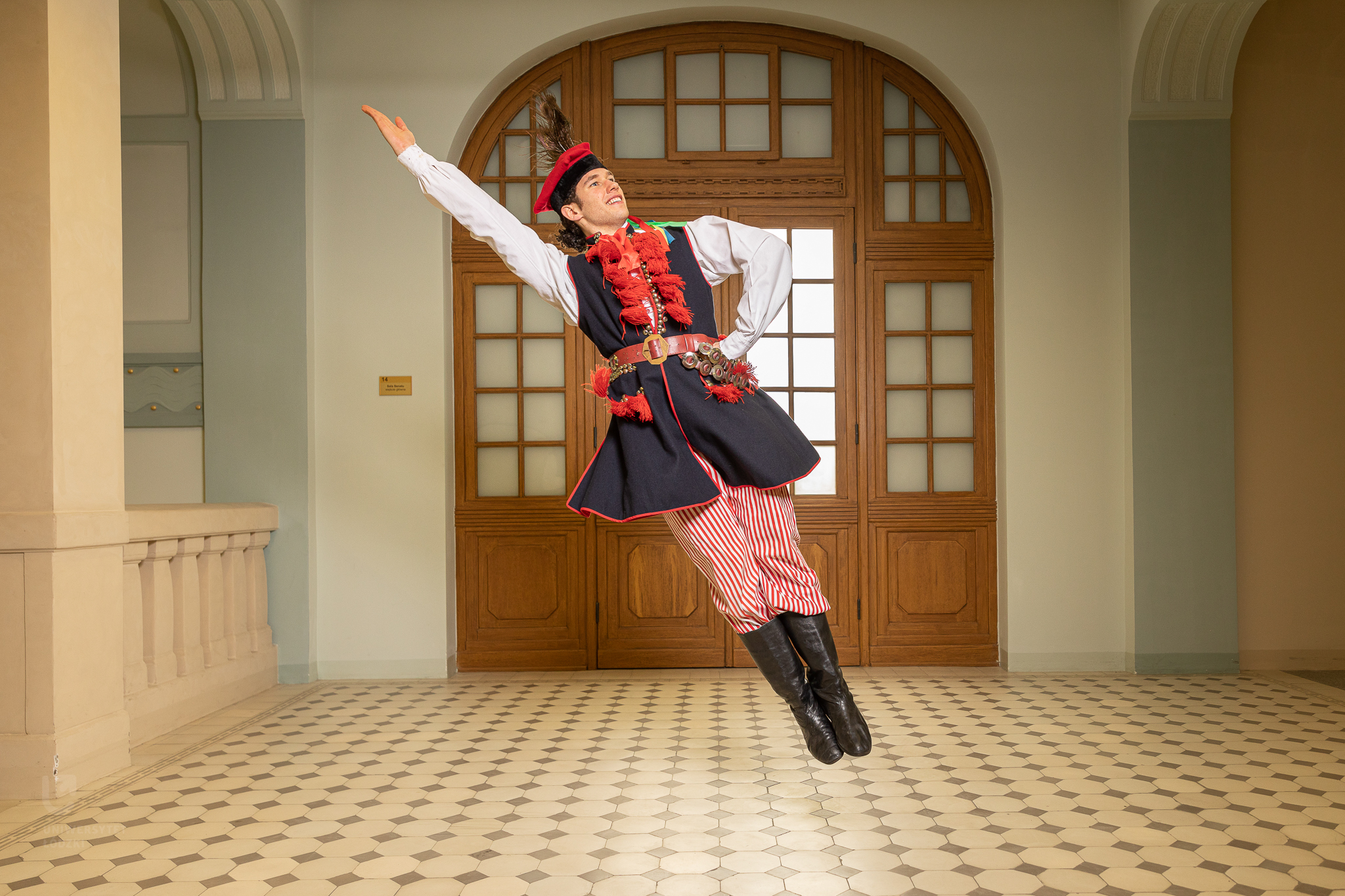 tancerz sfotografowany podczas podskoku