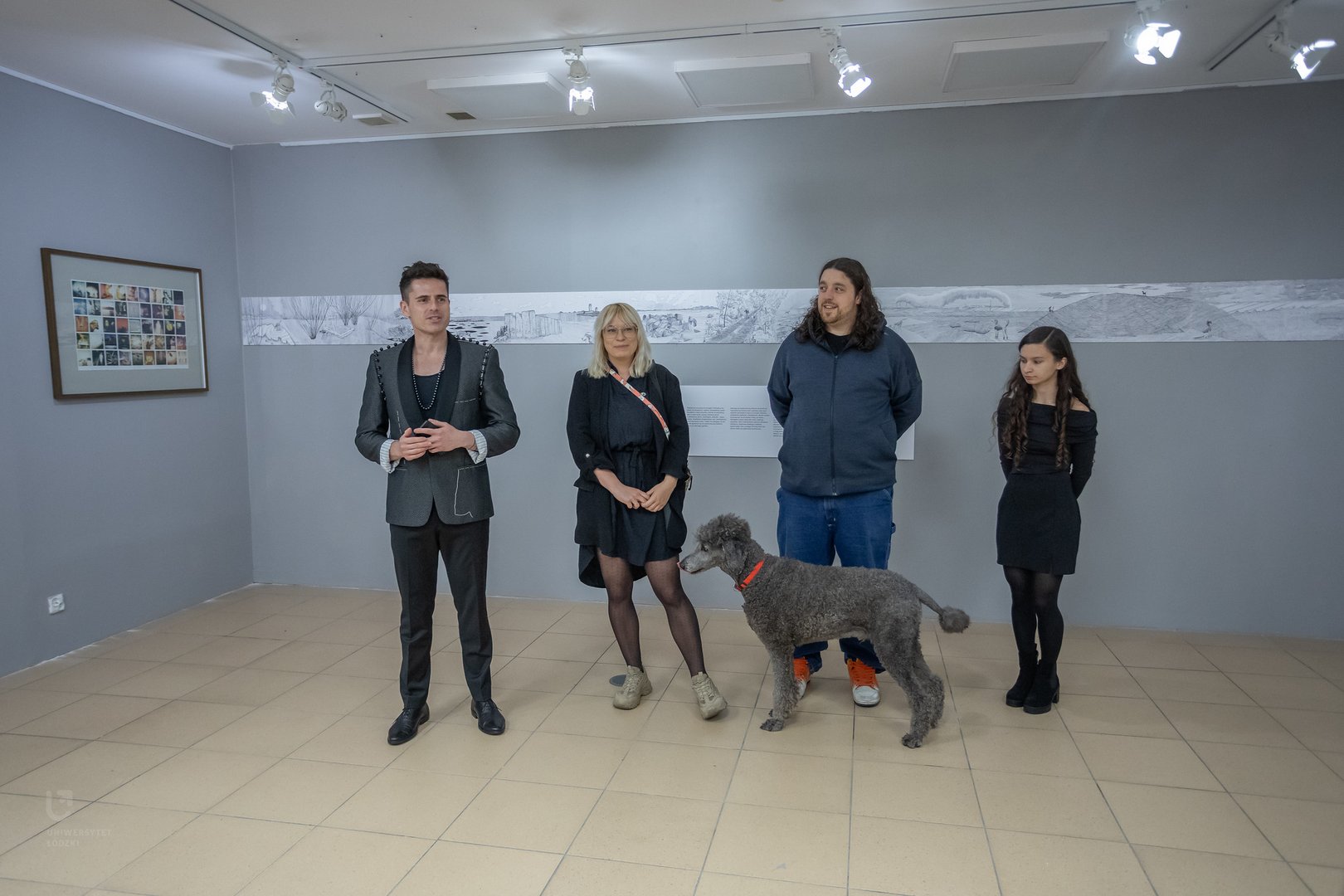 zdjęcie z wernisażu - kurator i artyści