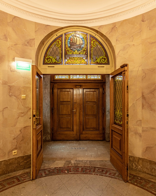 Drzwi prowadzące do hallu ze znajdującym się nad nimi witrażem