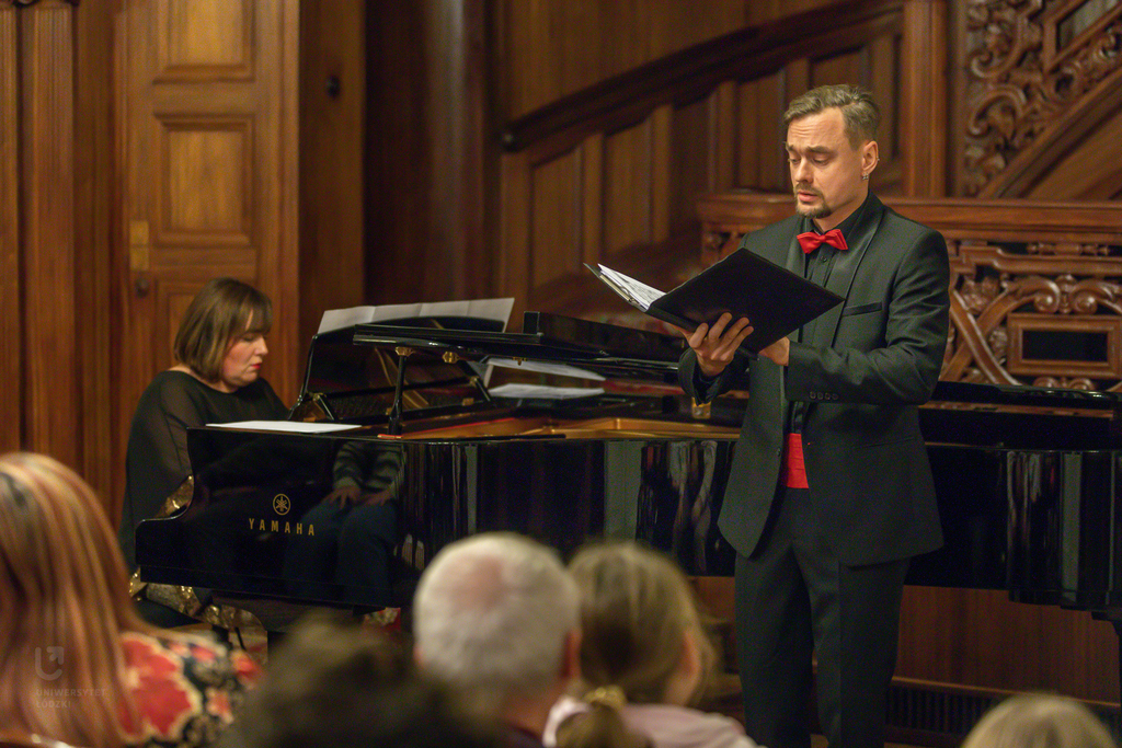 Wokalista i pianistka w sali koncertowej