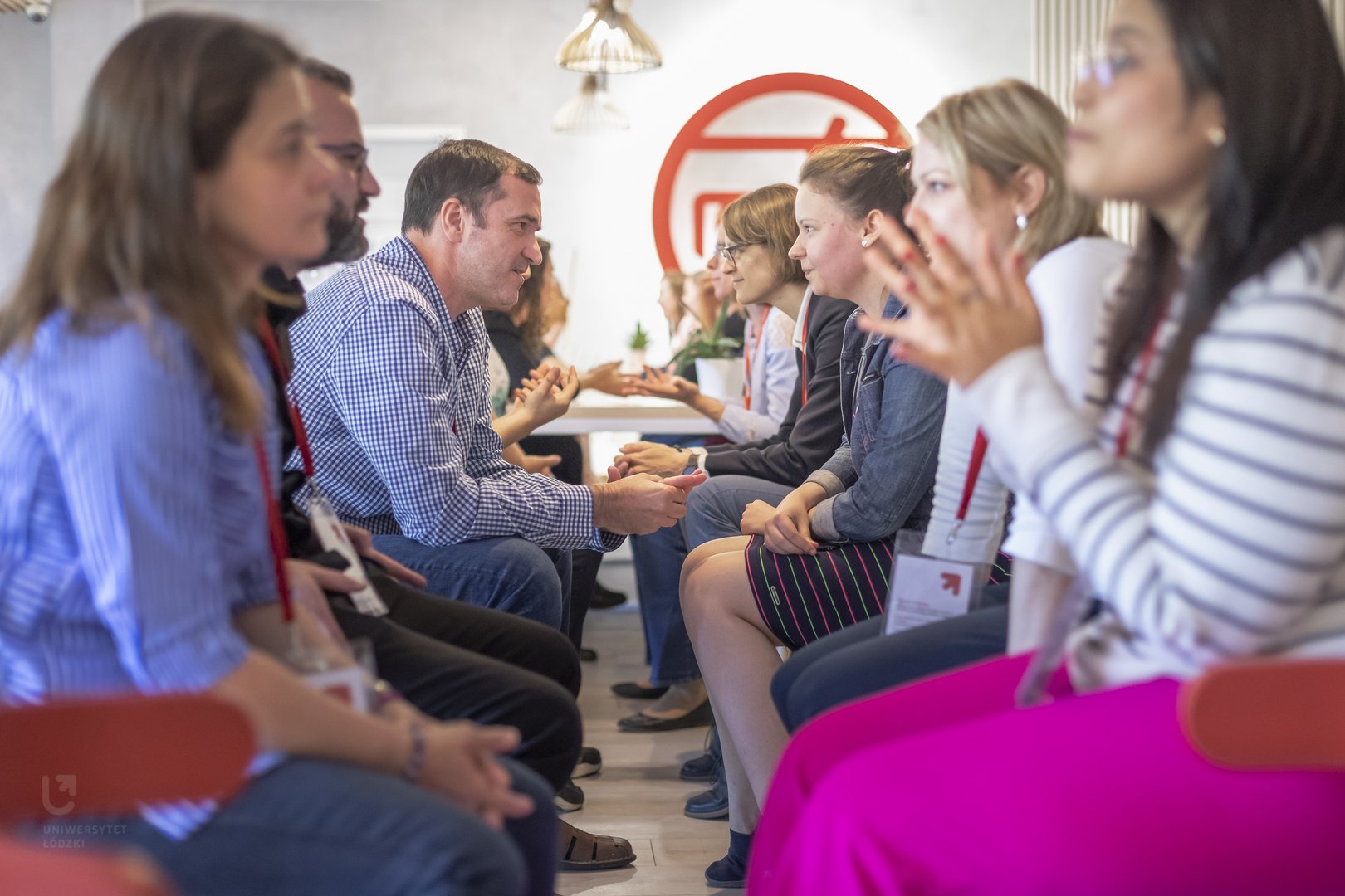 Grupa osób pracujących i studiujących
