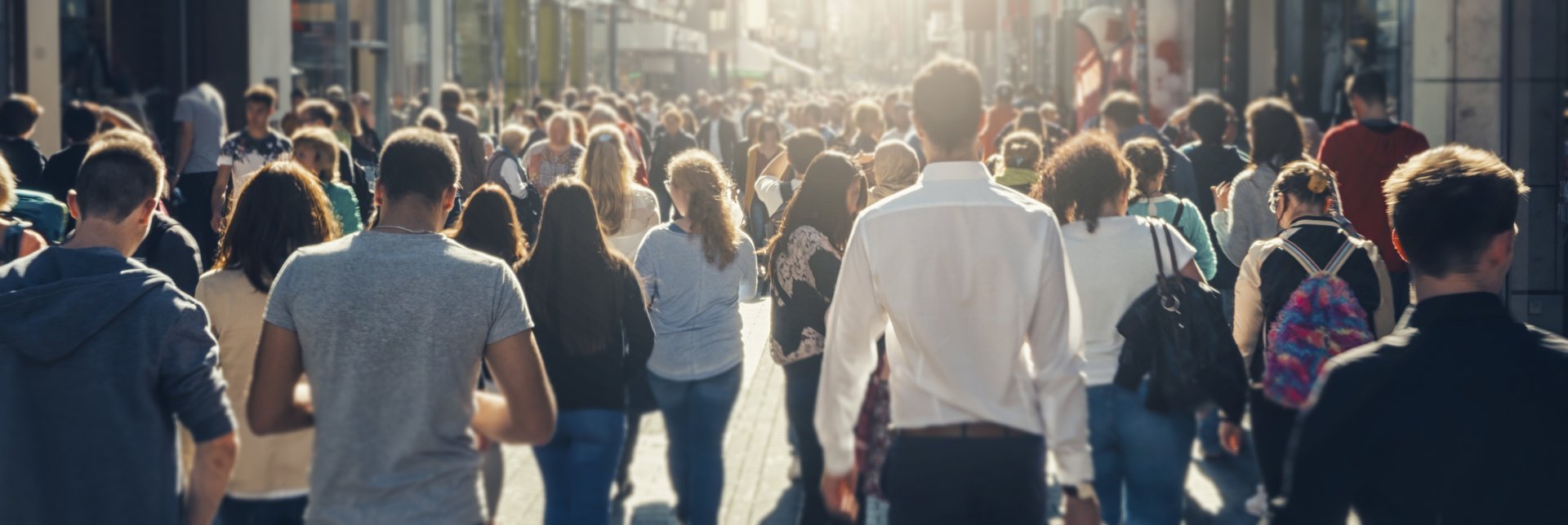 crowd of people in a shopping street Element ozdobny